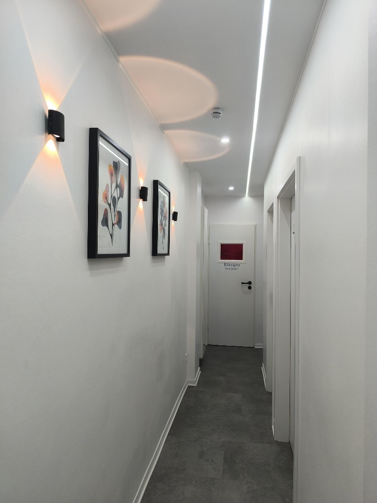 Couloir lumineux et moderne du cabinet