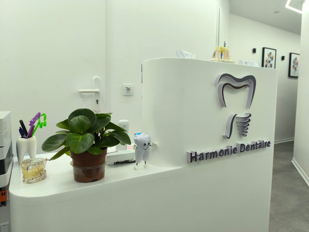 Comptoir d'accueil principal Harmonie Dentaire avec logo